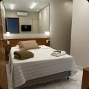 Quarto com uma cama de casal