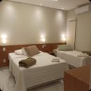 Quarto com uma cama de casal e uma de solteiro