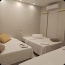 Quarto com uma cama de casal e duas de solteiro