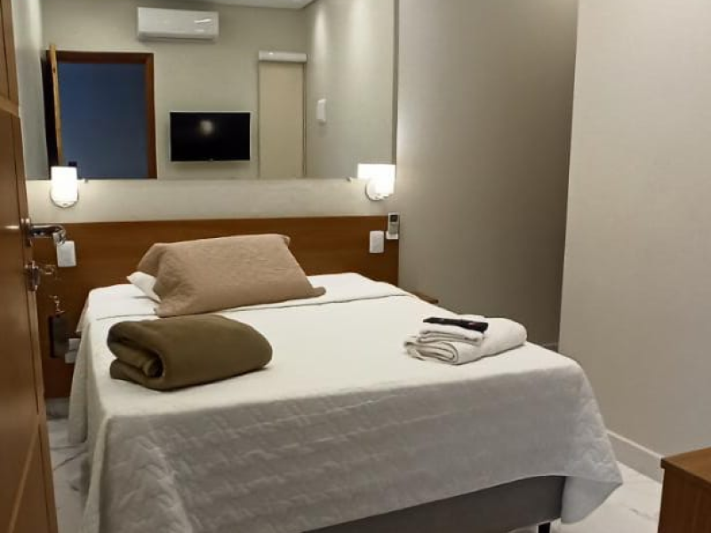 Quarto com uma cama de casal