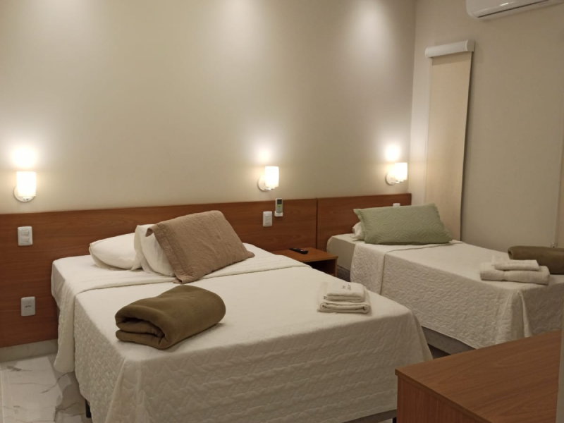 Quarto com uma cama de casal e uma de solteiro